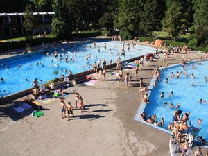 Wellen- und Nichtschwimmerbecken im Waldbad Waldkraiburg