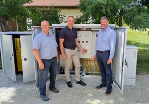 Christian Erdösi, Abteilung Abwasser, 1. Bürgermeister Robert Pötzsch, Herbert Lechner, Geschäftsführer Stadtwerke beim Steuerschrank in Ebing