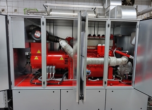 Neuer, roter Gasmotor bei geöffneten Türen aus Metall Neuer, roter Gasmotor bei geöffneten Türen aus Metall