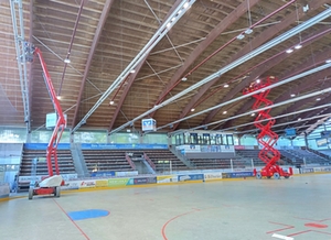 Ausgefahrene Hebebühnen auf der Fläche der Eishalle Ausgefahrene Hebebühnen auf der Fläche der Eishalle