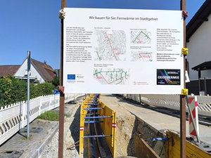 Grabungsarbeiten in der Liebigstra&szlig;e mit Bautafel im Vordergrund