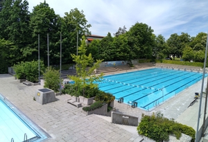 Sportbecken im Waldbad von oben Sportbecken im Waldbad von oben