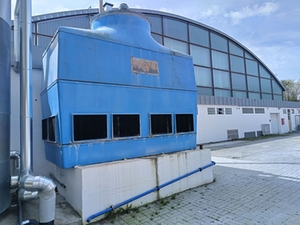 alter K&uuml;hlturm vor dem R&uuml;ckbau