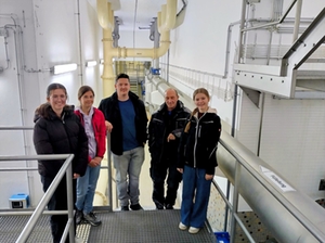 Lisa Oberloher (15J.), Jasmin Schumann (12J.), Manuel Weber, Reinhold Zinecker, Gertrud Oberloher (15.J) im Hochbeh&auml;lter