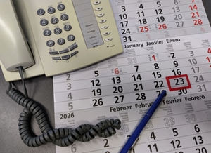 Symbolbild mit Kalender Januar und Telefon