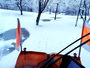 kleines R&auml;umfahrzeug im tiefverschneiten Westpark