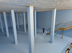 Stadtwerke-Mitarbeiter beim Desinfizieren einer leeren Kammer