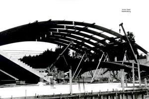 Eissporthalle im Bau mit Dachkonstruktion sw