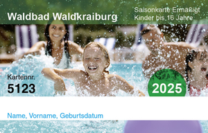 Eintrittskarte Waldbad für Kinder mit spielendem Kind Eintrittskarte Waldbad für Kinder mit spielendem Kind