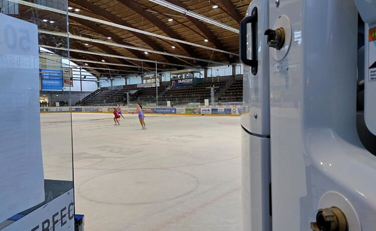Eismaschine Vor Einfahrt Mit Eiskunstlaeuferinnen