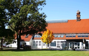 Föhrenwinkel - Verwaltungsgebäude - Herbst