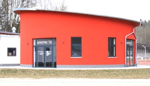 Vereinsheim in roter Farbe im Jahnstadion von Außen