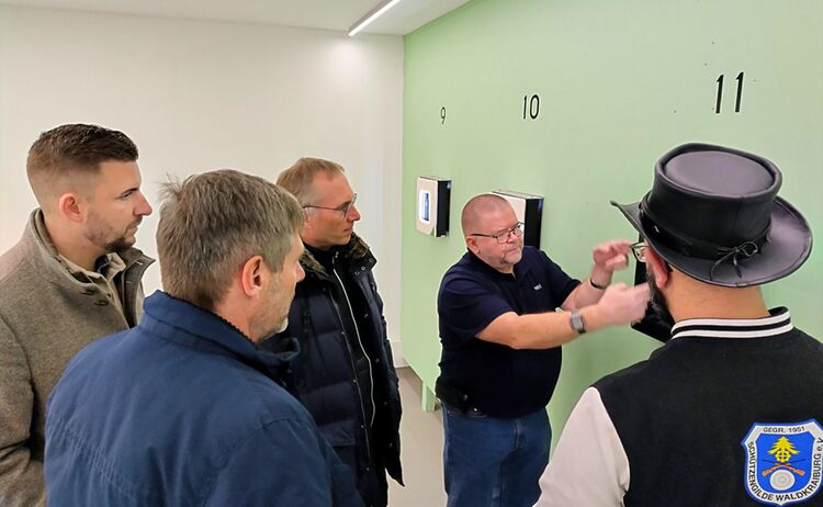 Schuetzen An Tafel Mit Herren