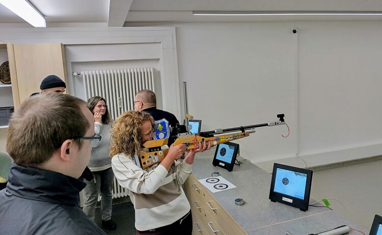 Schuetzen Mit Frau Beim Schiessen