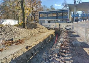 Erdarbeiten vor dem Waldbad