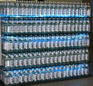 Weltwassertag: 1 Kubikmeter dargestellt mit Flaschen